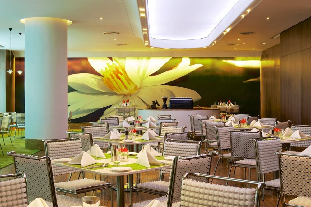 印度海德拉巴Hotel Avasa_514bc9aab3fc4b22b7000009_hotel-avasa-nanda-kumar-birudavolu_18-restaurant.jpg