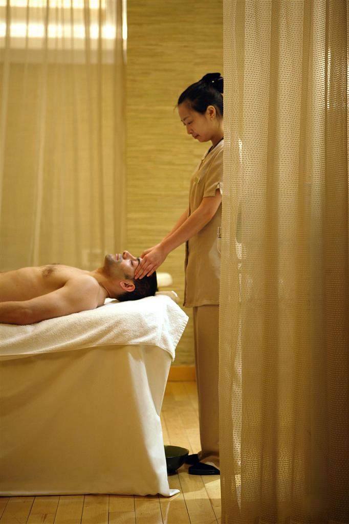 宁波喜来登Sheraton Ningbo Hotel, Ningbo - Zhejiang Province , China_62)Sheraton Ningbo Hotel—Male Head Massage 拍攝者 Sheraton Hotels and Resorts.jpg