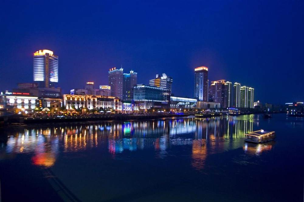 宁波喜来登Sheraton Ningbo Hotel, Ningbo - Zhejiang Province , China_89)Sheraton Ningbo Hotel—Old Bund Waterfront Nightview, alongside Yong River 拍.jpg