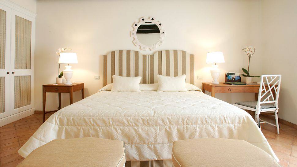 意大利托斯卡纳Il Pellicano_003081-02-white-beige-room.jpg