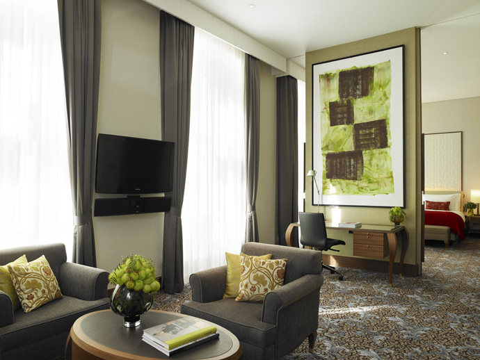 维也纳丽思卡尔顿酒店 THE RITZ-CARLTON, VIENNA_A colorful Executive Suite offers every comfort imaginable..jpg