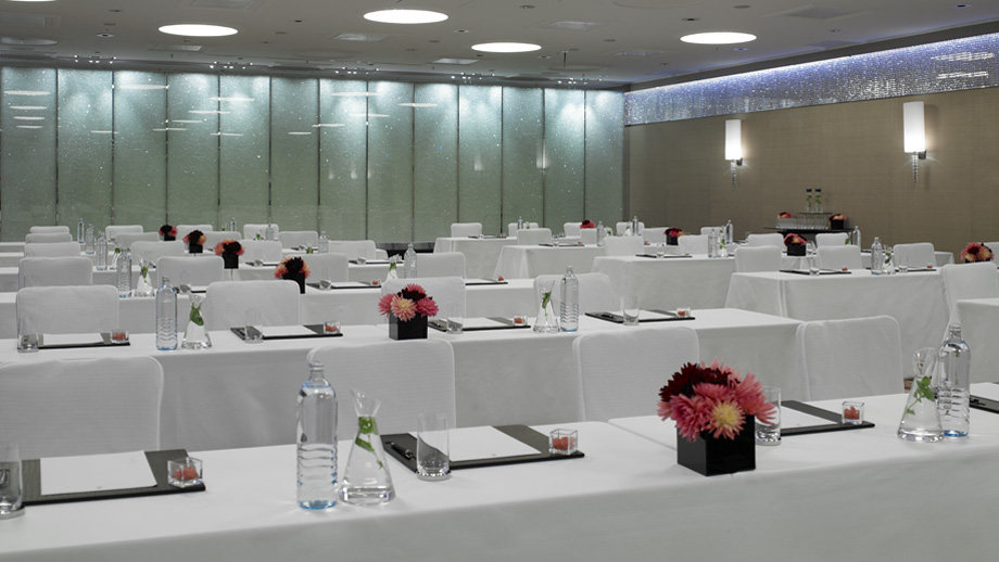 维也纳丽思卡尔顿酒店 THE RITZ-CARLTON, VIENNA_Even a conference set up for a business meeting looks great in our Crystal Room..jpg