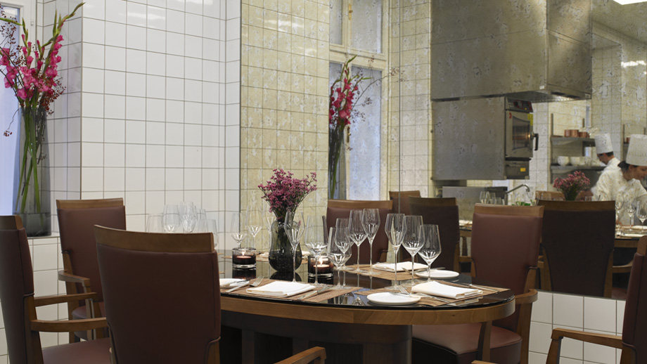 维也纳丽思卡尔顿酒店 THE RITZ-CARLTON, VIENNA_The Chef’s Table at restaurant Dstrikt offers a very special culinary experienc.jpg