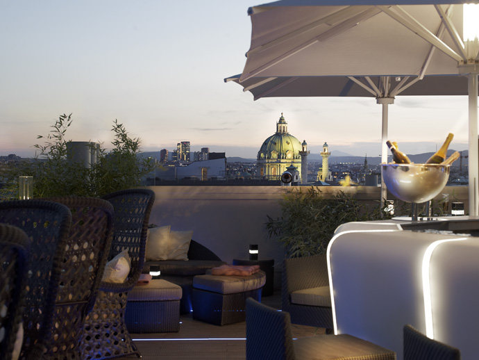 维也纳丽思卡尔顿酒店 THE RITZ-CARLTON, VIENNA_The elegant roof top bar Atmosphere offers a striking view to baroque Karlskirche..jpg