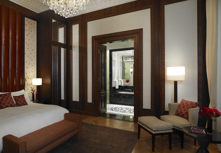 维也纳丽思卡尔顿酒店 THE RITZ-CARLTON, VIENNA_The expansive bed room at the Presidential Suite opens up to a luxurious bath room..jpg