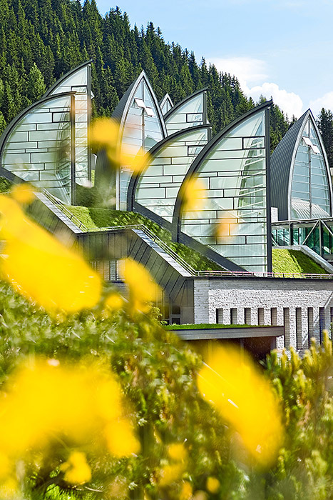 Tschuggen Bergoase温泉是当地著名的Tschuggen酒店的附属建筑，令人眼前一亮的独特外形仿佛在对全世界宣布  ...