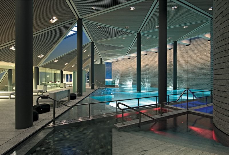 建筑师为求能够唤起人们对自然的共鸣，特别选用了一些传统的材料和设计元素，如墙身、地板、淋浴区和占地53 ...