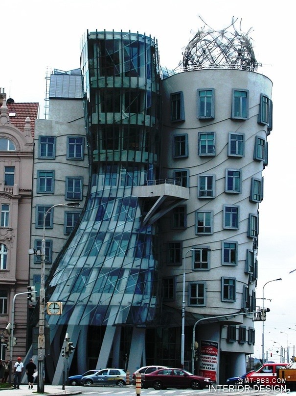 捷克共和国 弯曲楼.jpg