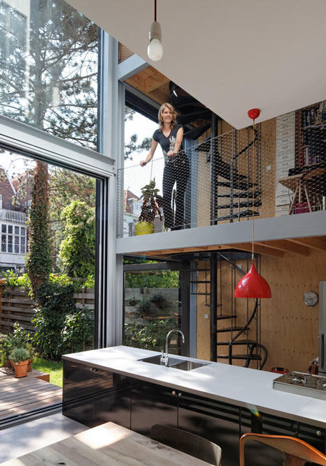 荷兰海牙乔伊斯与吉荣私人住宅_dezeen_Joyce-and-Jeroen-renovation-by-Personal-Architecture_6.jpg