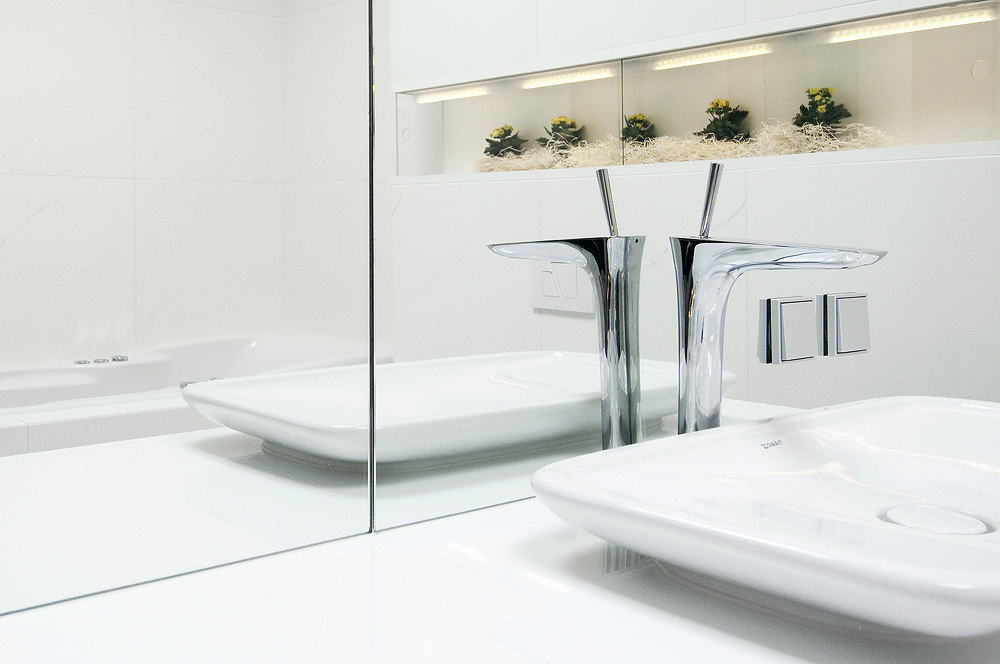 bathroom-reflective-white-surfaces-with-decorative-niche-and-plants-landscape.jpg