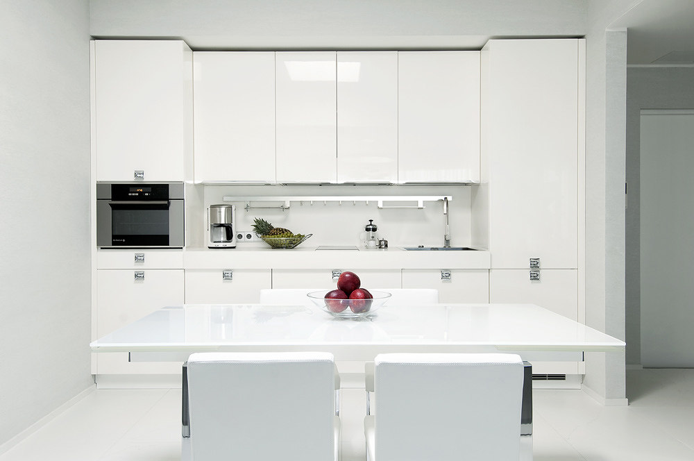 kitchen-high-gloss-white-with-modern-dining-setting-and-minimal-accessorizing.jpg