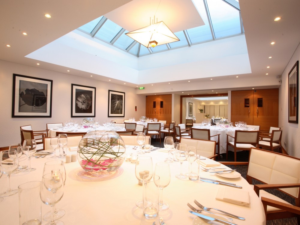 伦敦科莫大都会酒店 Metropolitan by COMO, London_43972170-H1-White_Room_Dinner.jpg