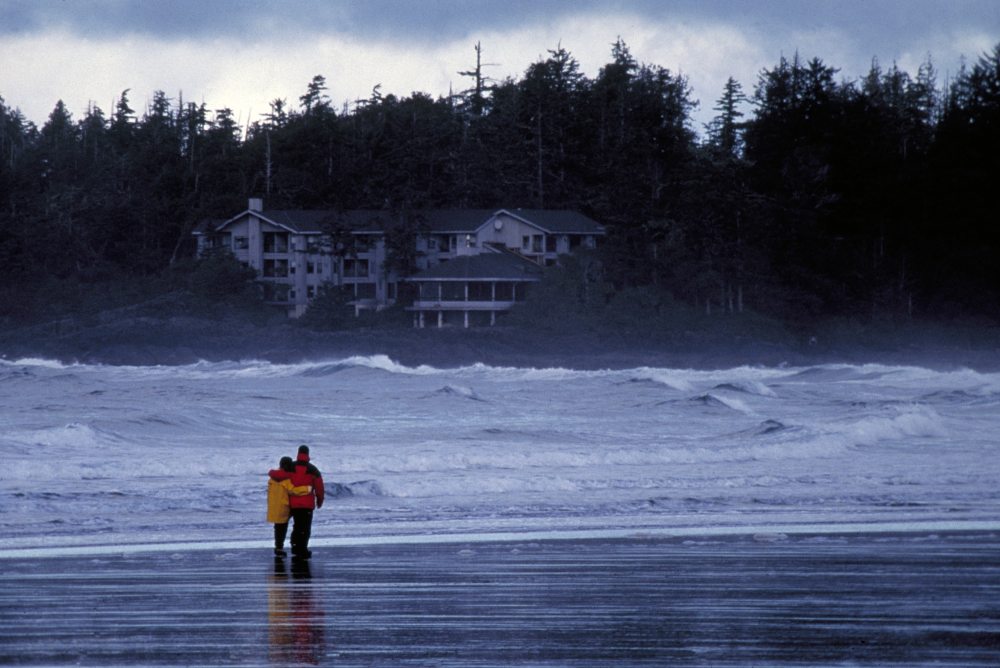 温哥华岛托菲诺维肯尼尼许酒店 Wickaninnish Inn_winter-walk-on-chesterman-beach-jacqui-windh.jpg