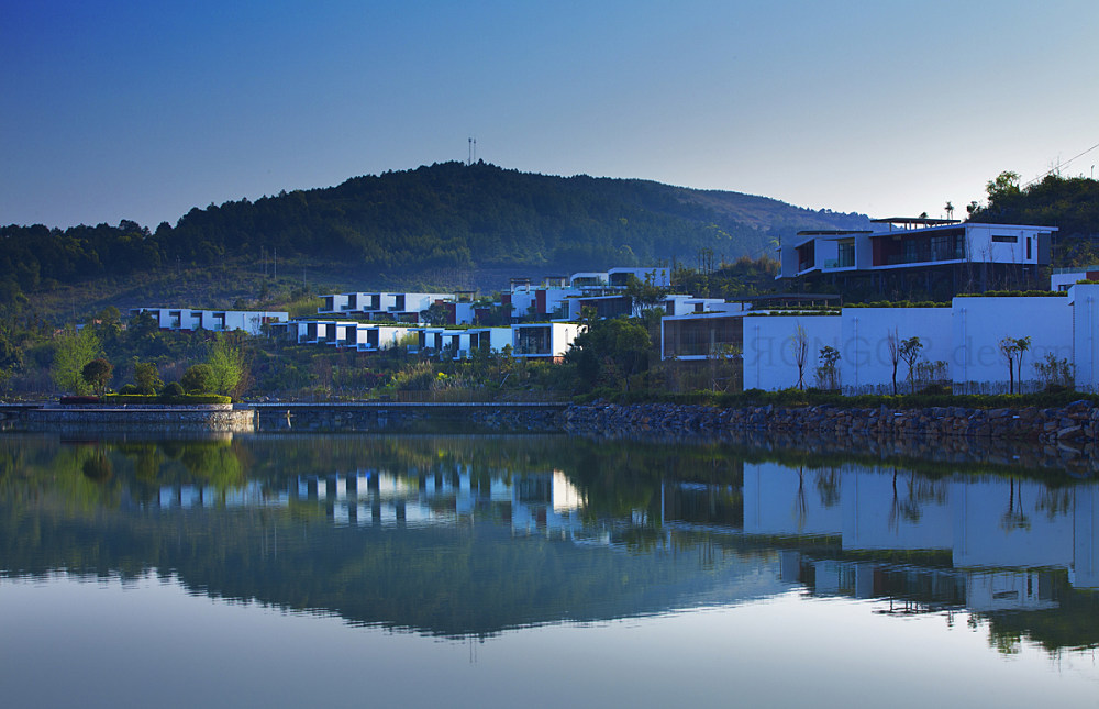 01-古象温泉酒店-水景建筑外观-清晨-1.jpg