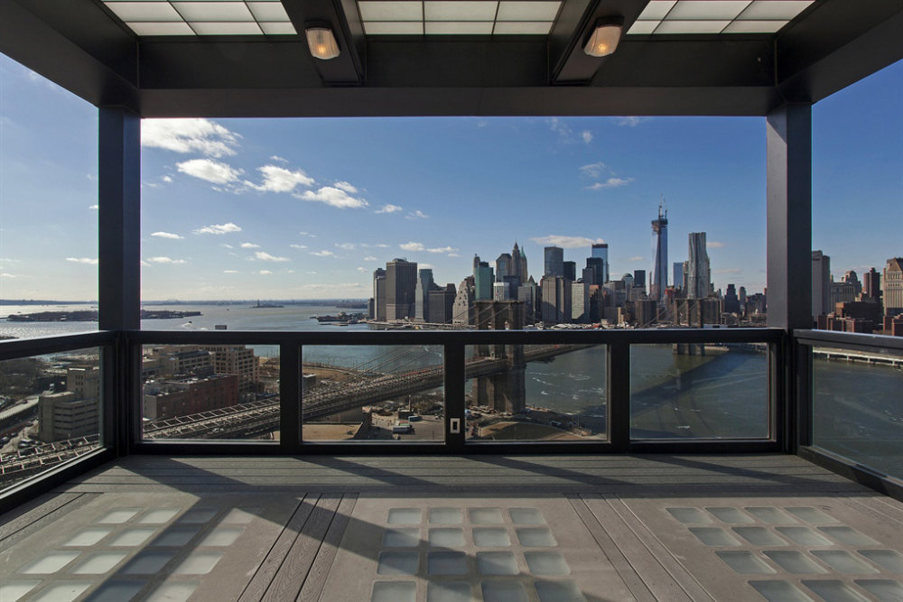 布鲁克林的标志性钟楼大厦_Penthouse-Brooklyns-Iconic-Clock-Tower-Building-Balcony-Views-Over-New-York.jpg