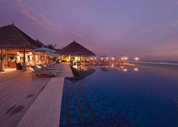 马尔代夫薇莉岛度假村 ANANTARA VELI_Dhoni-Bar-and-pool-AVM_719.jpg