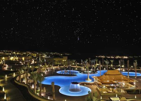 安纳塔拉盖斯尔阿萨拉沙漠度假村 Qasr Al Sarab, Ab..._Free-form-pool-by-night-AQA_962.jpg
