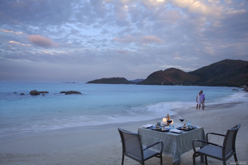 塞舌尔莱佛士度假酒店 Raffles Praslin Seychelles_36216882-H1-Raffles_Romance_-_Romantic_Dinner_on_the_Beach_(1).jpg