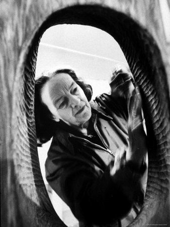 大师 芭芭拉·赫普沃思Barbara Hepworth的 雕塑作品_837937~English-Sculptor-Barbara-Hepworth-Making-Walnut-Carving-in-Her-Studio-Posters.jpg