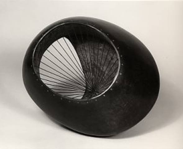 大师 芭芭拉·赫普沃思Barbara Hepworth的 雕塑作品_artwork_images_159530_255459_barbara-hepworth.jpg