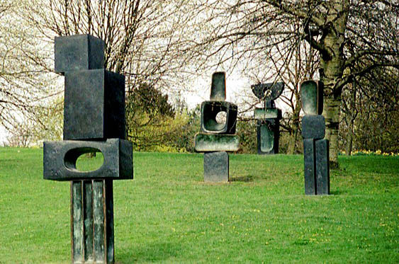 大师 芭芭拉·赫普沃思Barbara Hepworth的 雕塑作品_Hepworth_FamilyOfMan_1970.jpg