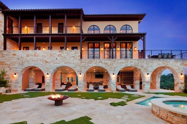 Waterfront Luxury Home On Lake Travis_8.jpg