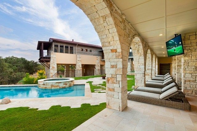 Waterfront Luxury Home On Lake Travis_26.jpg