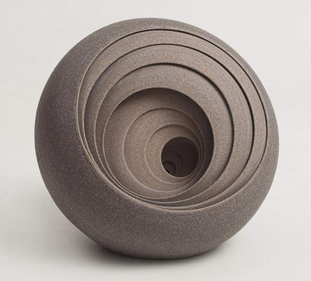绝对精品4--陶瓷用品_Circular-Ceramic-Sculptures-by-Matthew-Chambers-3.jpg