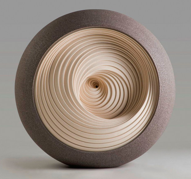 绝对精品4--陶瓷用品_Circular-Ceramic-Sculptures-by-Matthew-Chambers-5.jpg