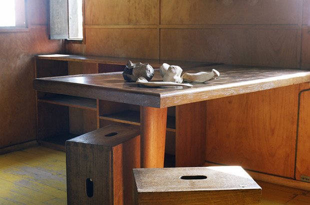 绝对精品2--木质家具_A-Look-Inside-Le-Cabanon-by-Le-Corbusier-8.jpg