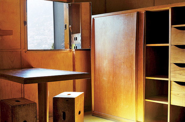 绝对精品2--木质家具_A-Look-Inside-Le-Cabanon-by-Le-Corbusier-10.jpg