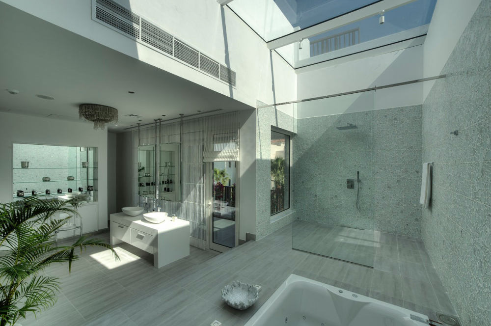 迪拜Al Barari（铝伯拉里）-The Reserve豪华别墅_Villas-Al-Barari-Dubai-Bathroom-Glass-Shower.jpg