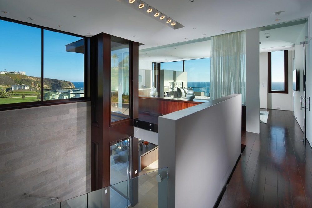 美国加利福尼亚州--Dana Point(海滨公寓)_Beach-House-Dana-Point-California-Hallway-Bedroom-Glass-Wall.jpg
