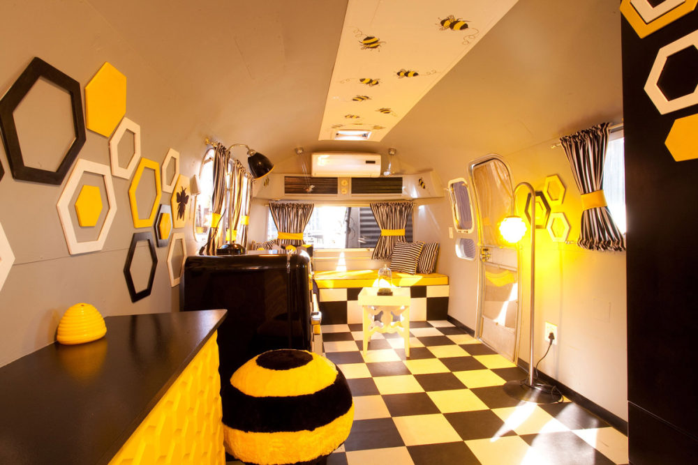 南非格雷波埃尔金河谷--The Old Mac Daddy_Trailer-Park-South-Africa-Bee-Themed-Living-Room.jpg