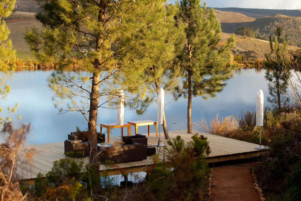 南非格雷波埃尔金河谷--The Old Mac Daddy_Trailer-Park-South-Africa-Wooden-Deck-Lake-View.jpg