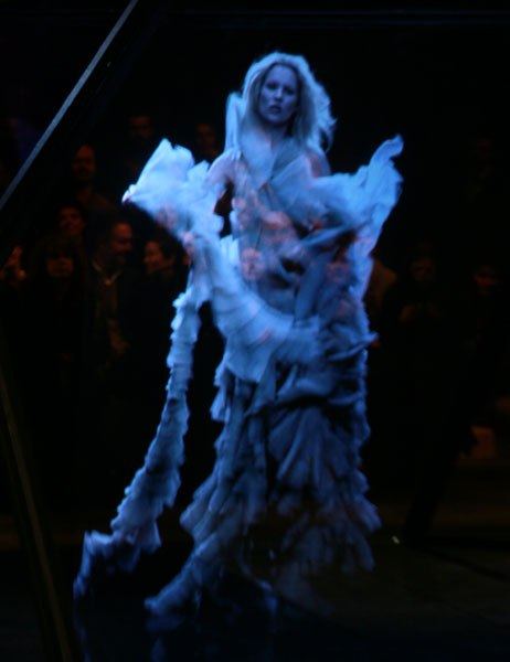 美国AD杂志2012年度全部项目_item6_rendition_slideshowWideVertical_fashion-shows-11-mcqueen.jpg