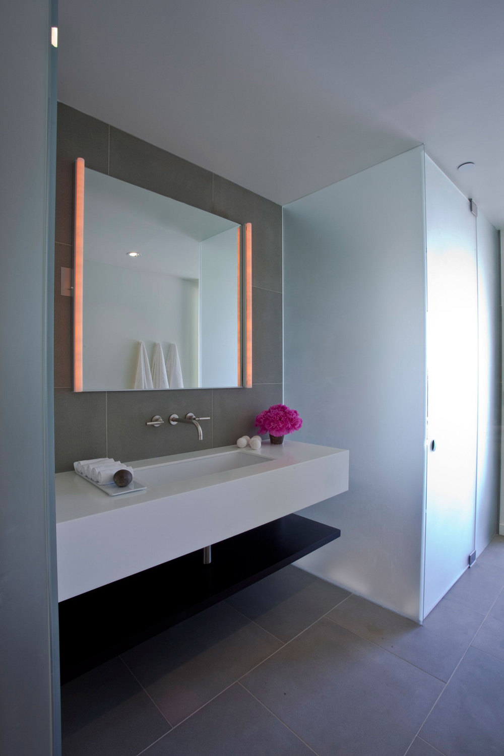 美国南加州--Fabulous Modern Interior_Modern-Interior-California-Bathroom-Mirror-Lighting.jpg
