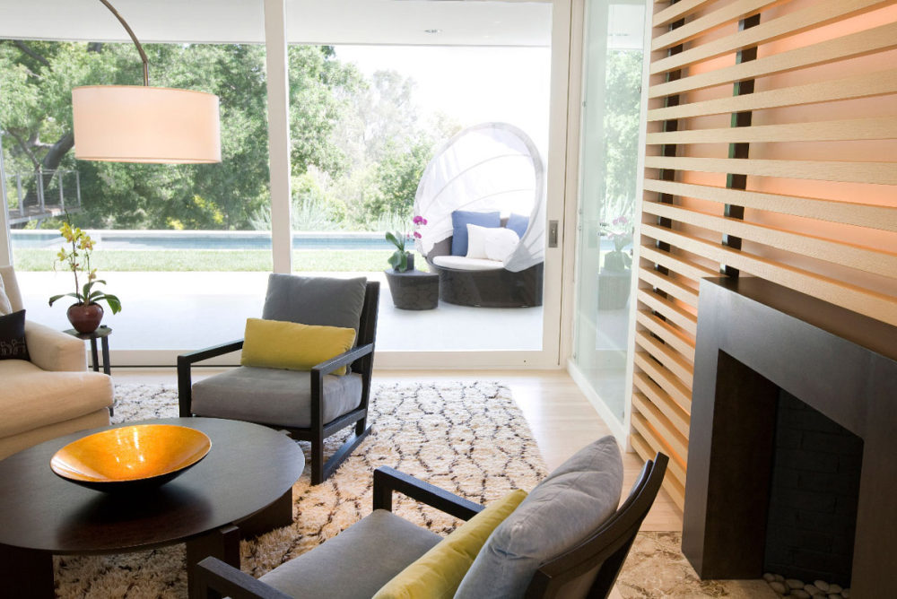 美国南加州--Fabulous Modern Interior_Modern-Interior-California-Fireplace-Table-Chairs.jpg