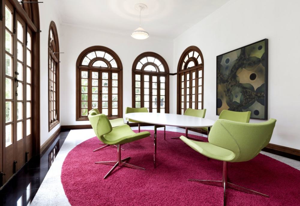 room-with-white-oval-table-an-green-chairs-on-the-pink-rug.jpg