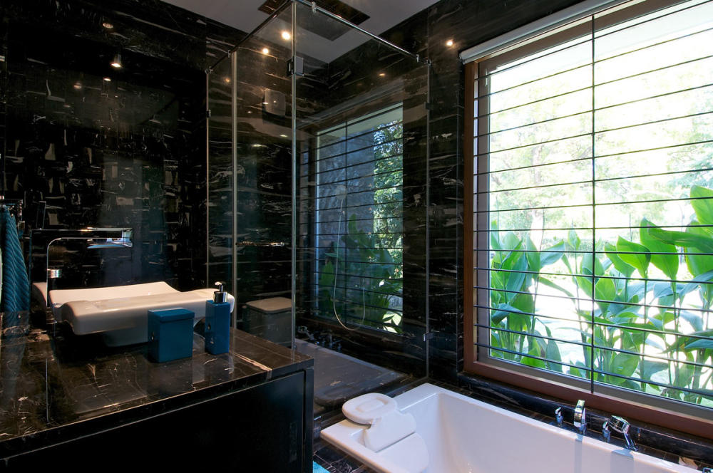 印度巴罗达--Minimalist Bungalow_Bungalow-Baroda-India-Dark-Bathroom.jpg