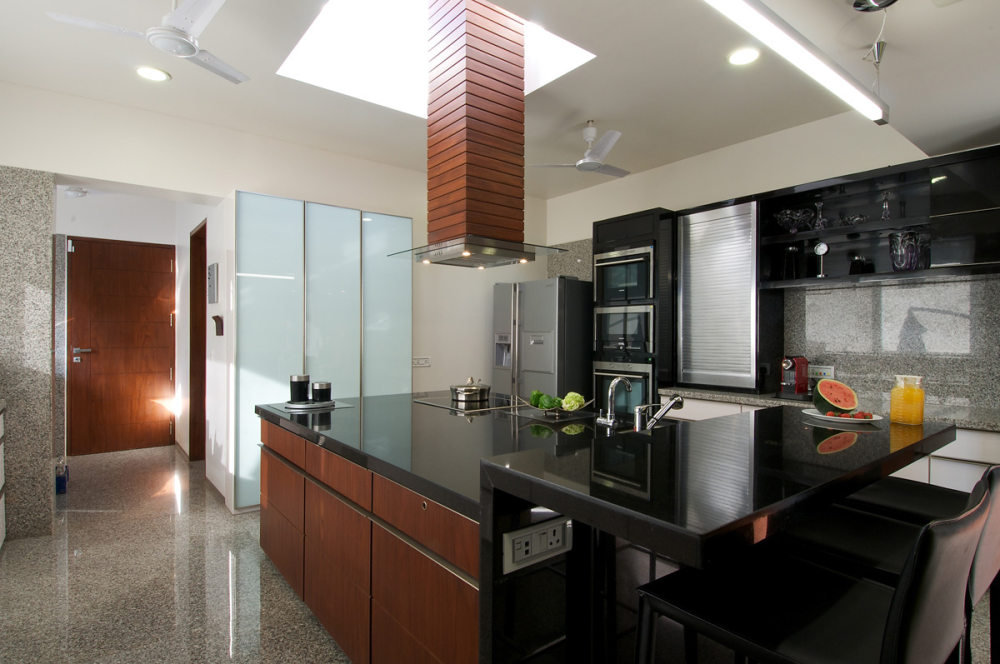 印度巴罗达--Minimalist Bungalow_Bungalow-Baroda-India-Modern-Dark-Kitchen.jpg