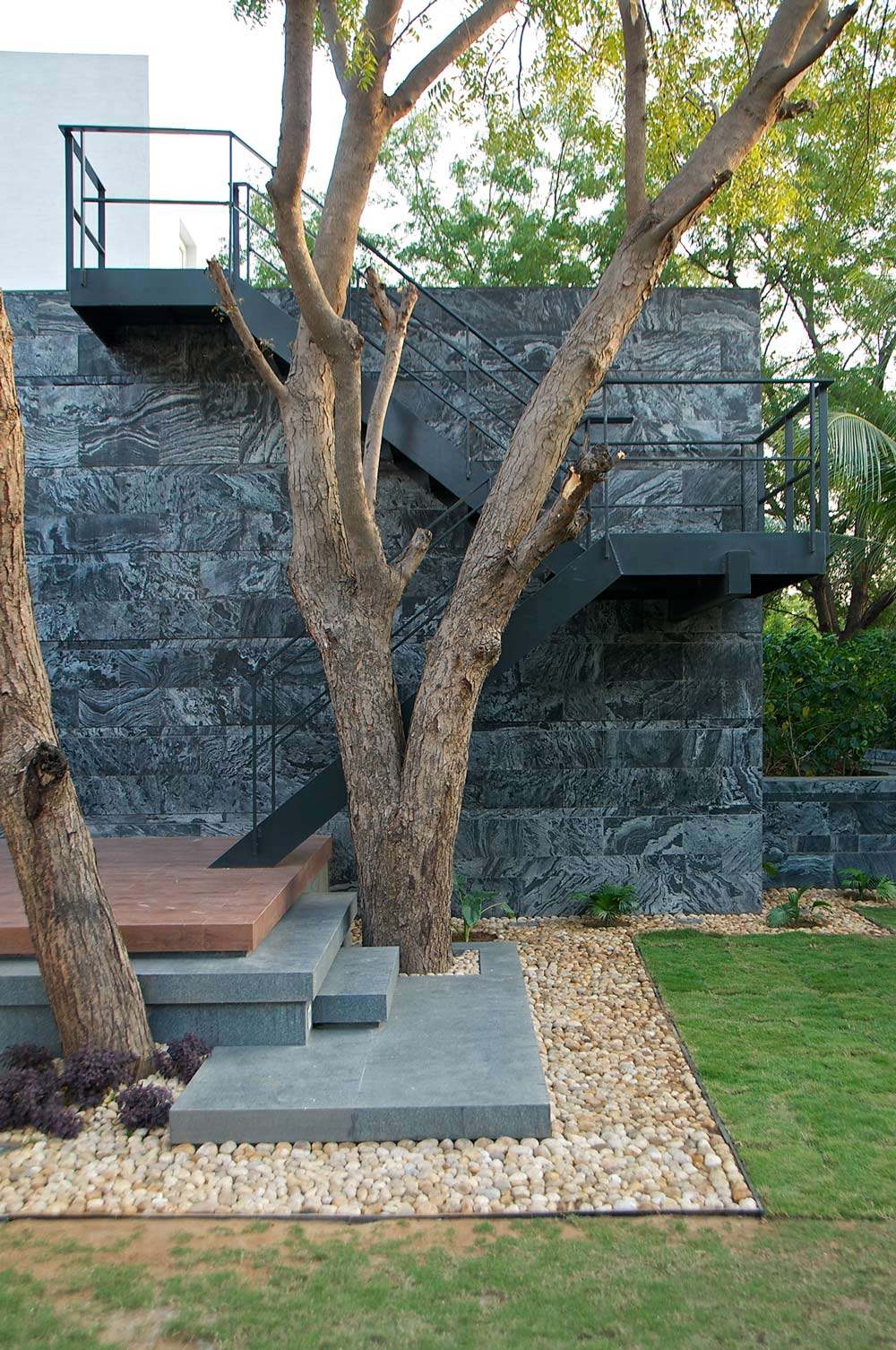 印度巴罗达--Minimalist Bungalow_Bungalow-Baroda-India-External-Stairs.jpg