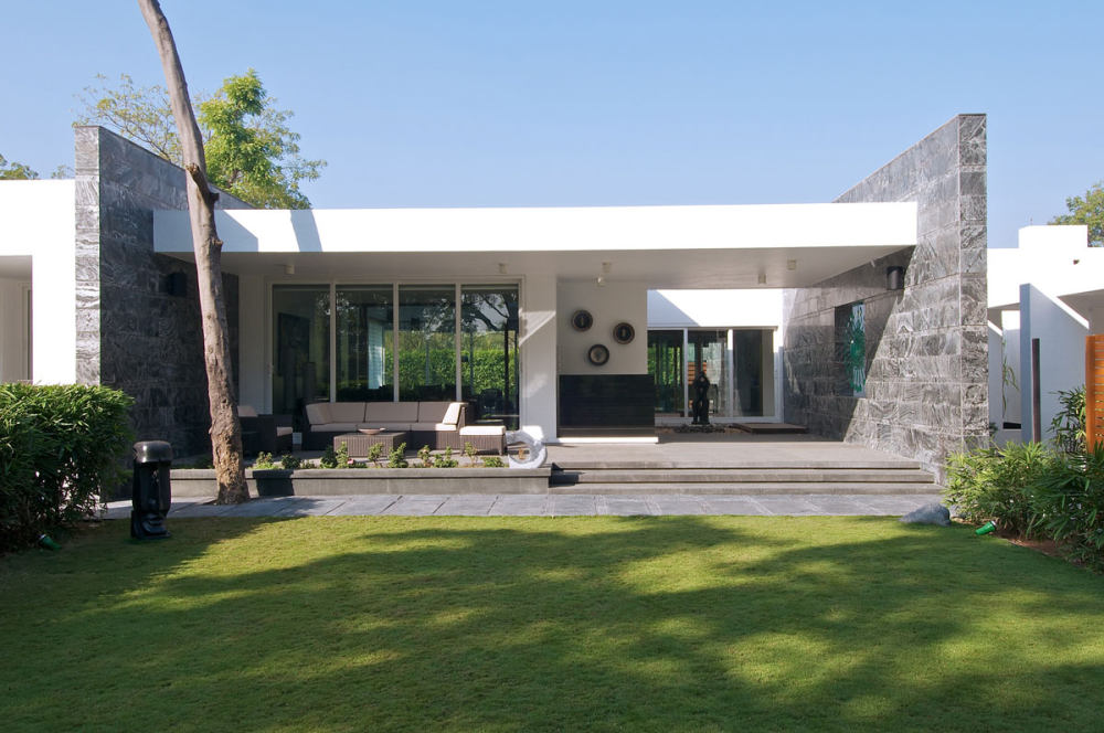 印度巴罗达--Minimalist Bungalow_Bungalow-Baroda-India-Veranda.jpg