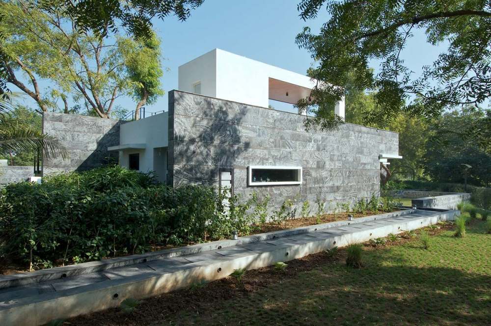 印度巴罗达--Minimalist Bungalow_Bungalow-Baroda-India-Gardens.jpg