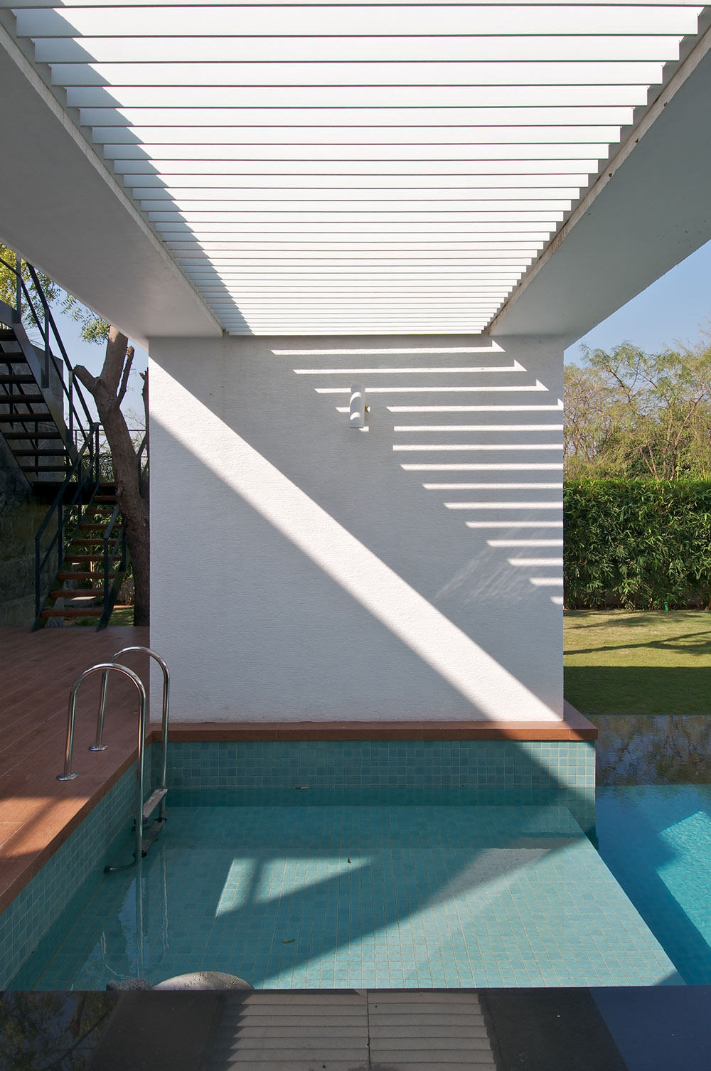 印度巴罗达--Minimalist Bungalow_Bungalow-Baroda-India-Pool.jpg