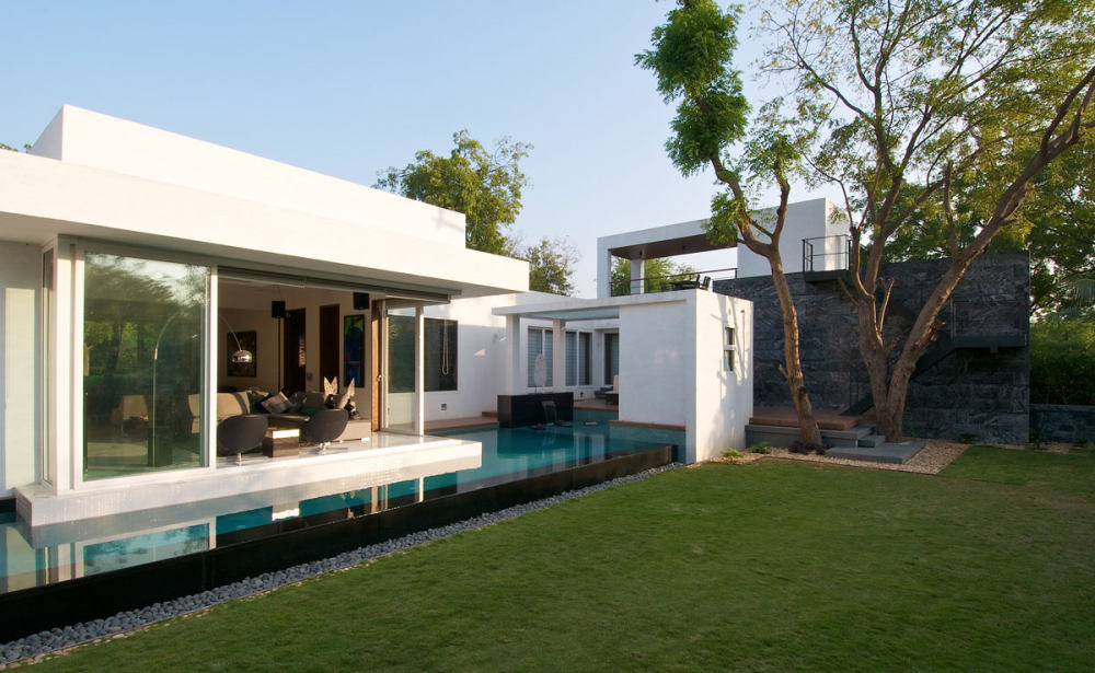 印度巴罗达--Minimalist Bungalow_Bungalow-Baroda-India-Lawn-Pool-Patio-Door.jpg