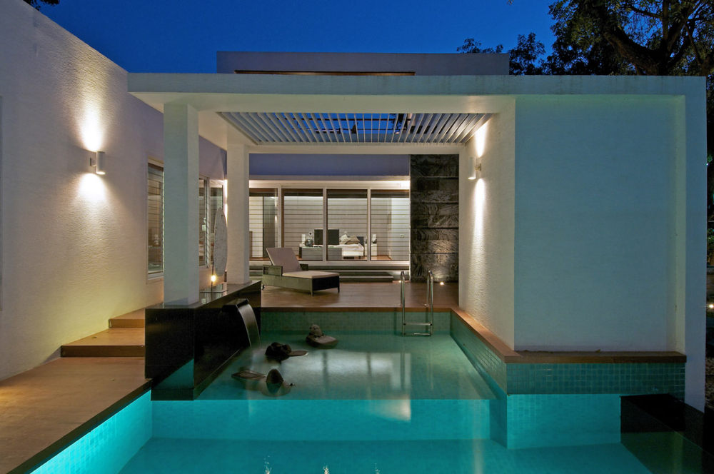 印度巴罗达--Minimalist Bungalow_Bungalow-Baroda-India-Waterfall-Outdoor-Pool-Evening.jpg