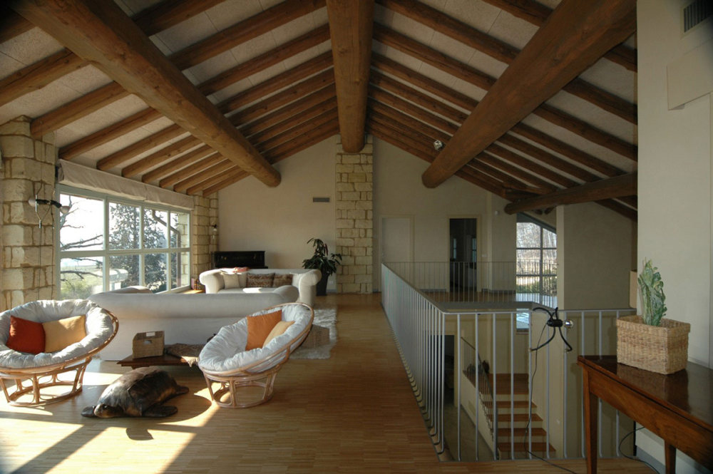 意大利亚历山德里亚省(罗西尼亚诺蒙费拉托)--Rustic Farmhouse_House-Rosignano-Monferrato-Large-Beams-Living-Space.jpg