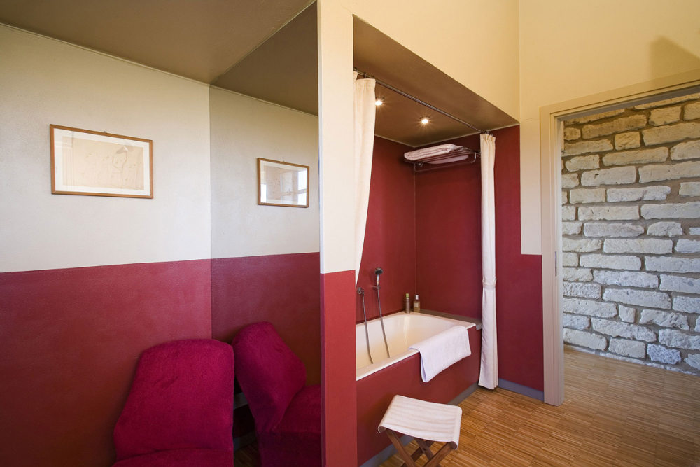 意大利亚历山德里亚省(罗西尼亚诺蒙费拉托)--Rustic Farmhouse_House-Rosignano-Monferrato-Red-Bathroom.jpg