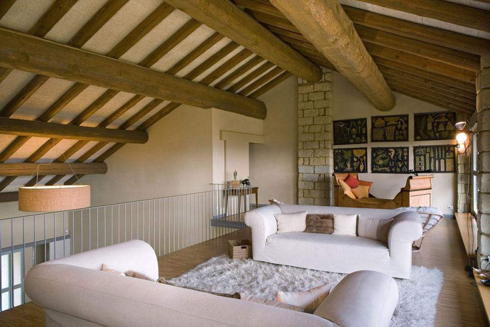 意大利亚历山德里亚省(罗西尼亚诺蒙费拉托)--Rustic Farmhouse_House-Rosignano-Monferrato-White-Sofas-Rug.jpg